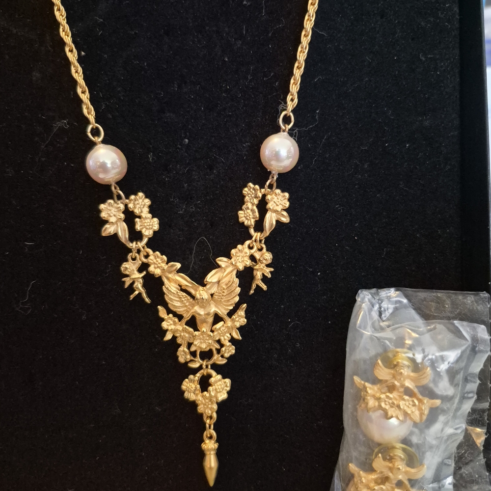 Angel Cherub 28-inch Necklace and Pierced Earring Set with Pearls - Picture 3 of 10